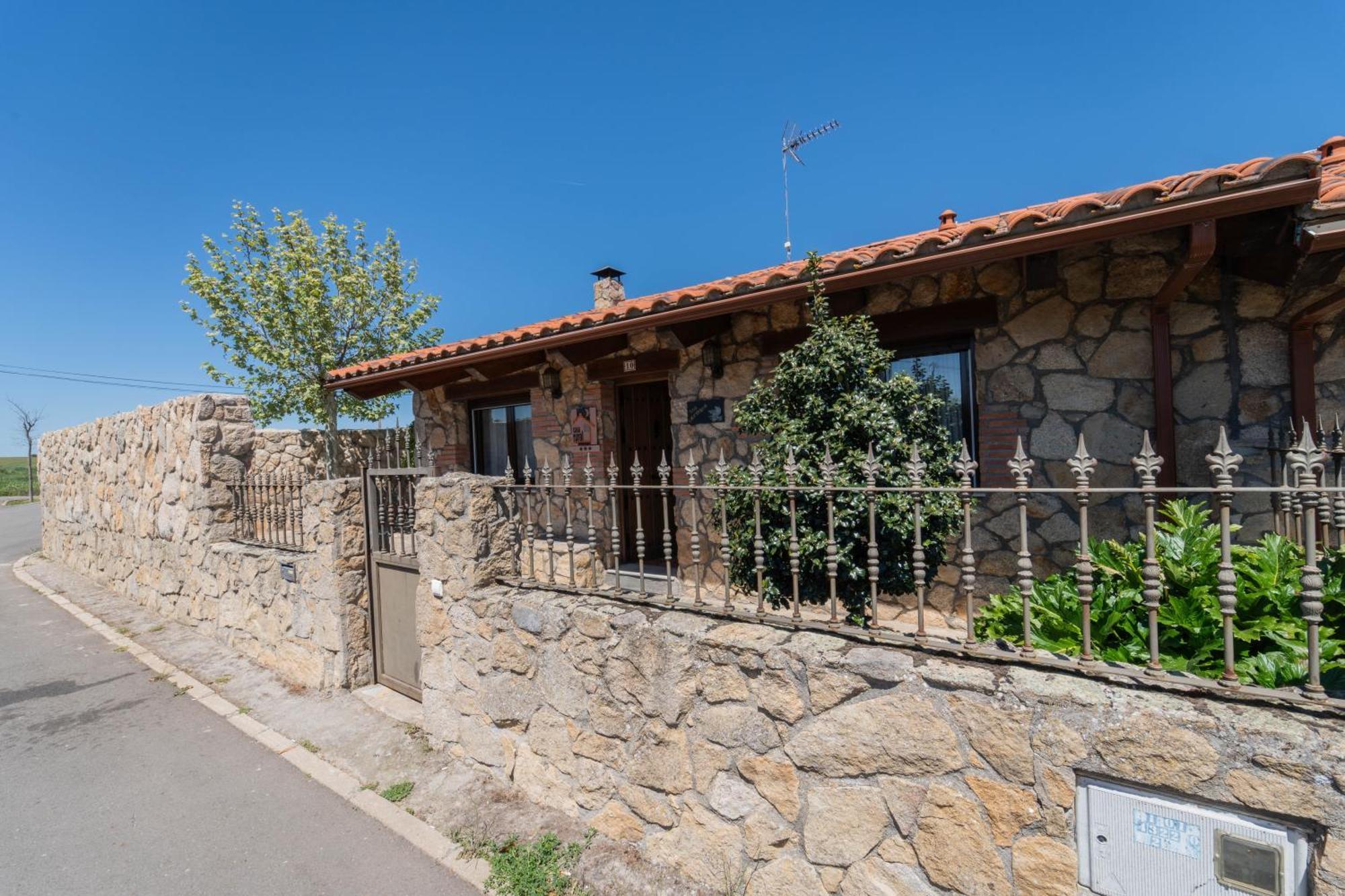 Casa Rural Los Cantaros. Zarapicos Luaran gambar